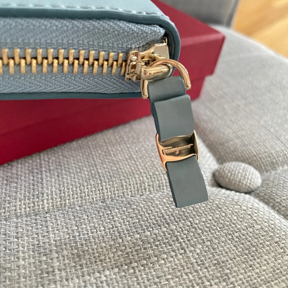 Salvatore Ferragamo Bow Cardholder - Picture 4 of 10